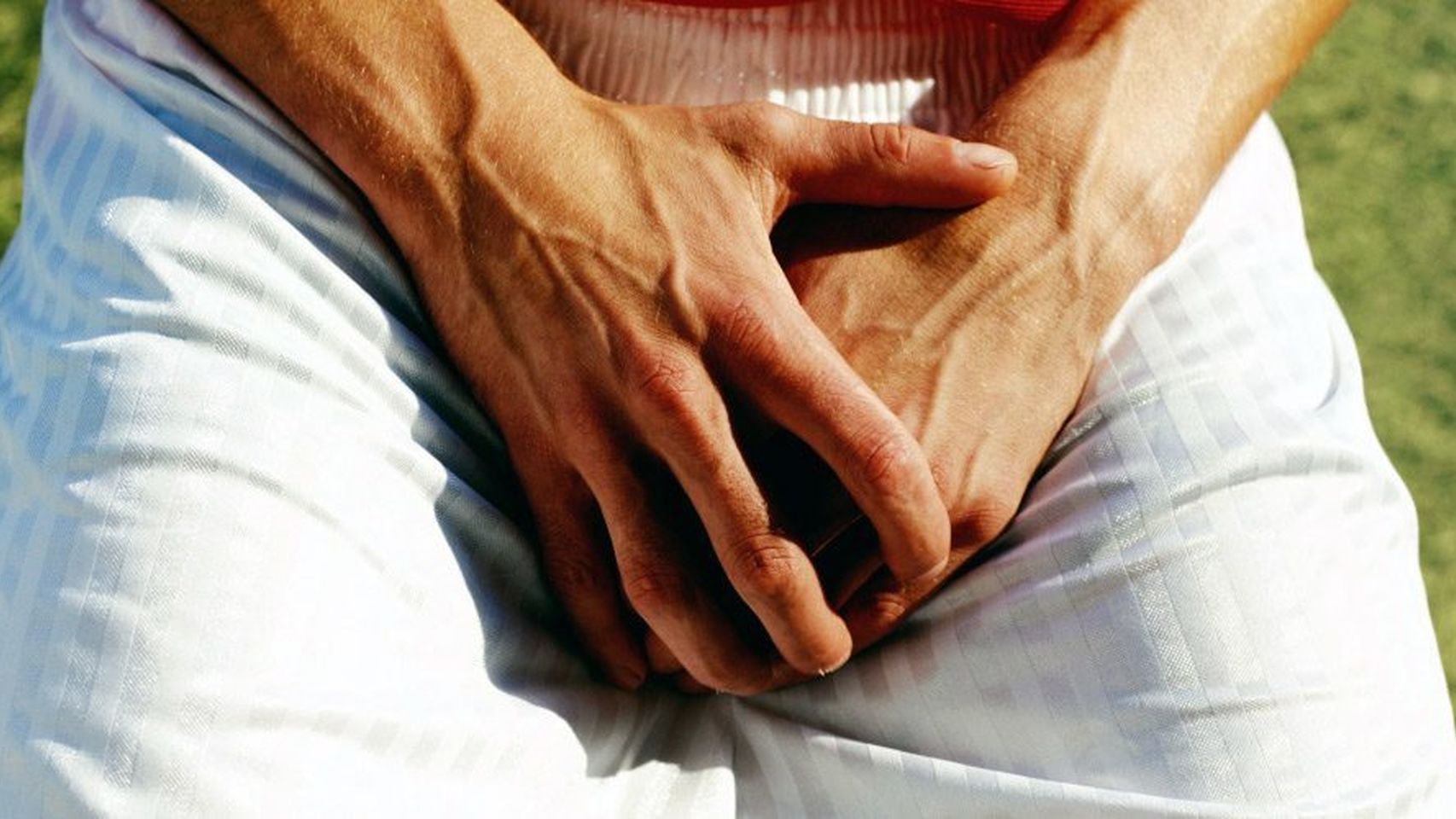 ÉL TIENE PIERCINGS EN EL PENE