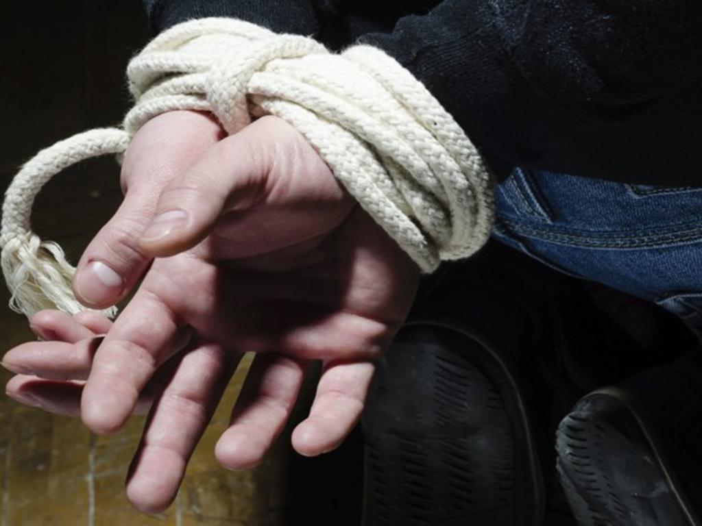 ELLA QUIERE AMARRARME