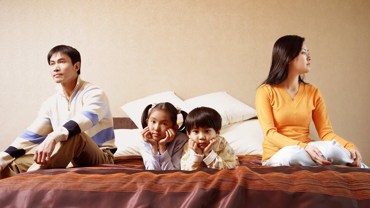 BAJO EL MISMO TECHO POR LOS HIJOS, PERO COMO EXTRAÑOS 