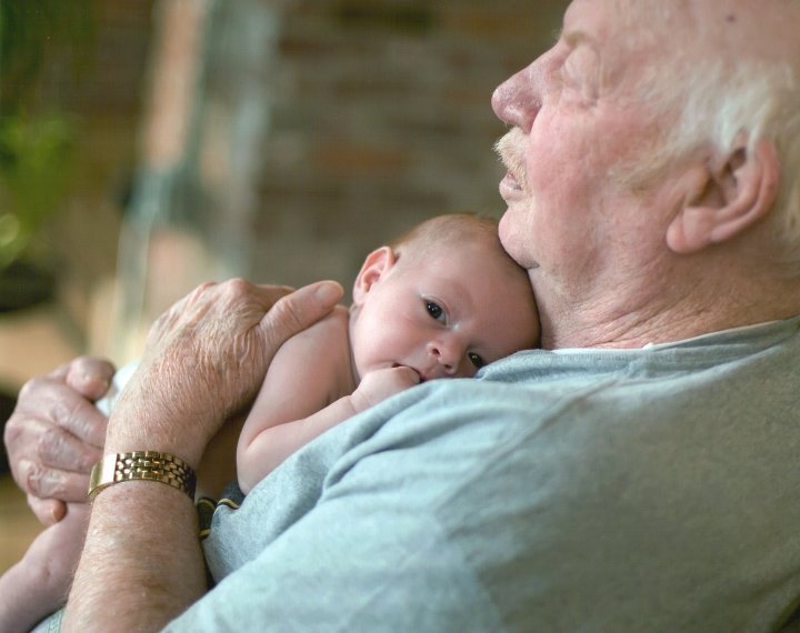 Tengo setenta años y me citaron para la prueba de paternidad. ¿A mi edad se puede ser padre?