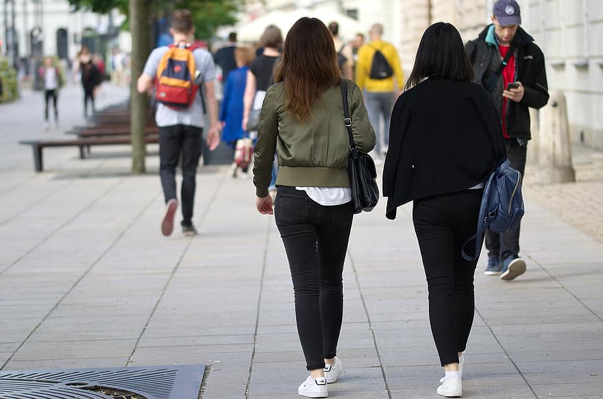 ¿Se puede saber por el aspecto o la forma de comportarse si una mujer es virgen?