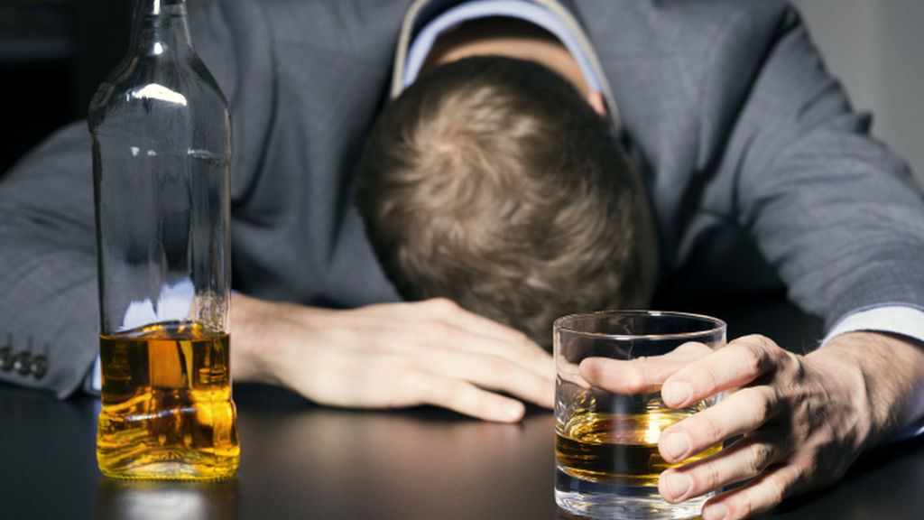 ESTÁ TOMANDO LICOR A DIARIO Y  SEXUALMENTE YA NO ES EL MISMO
