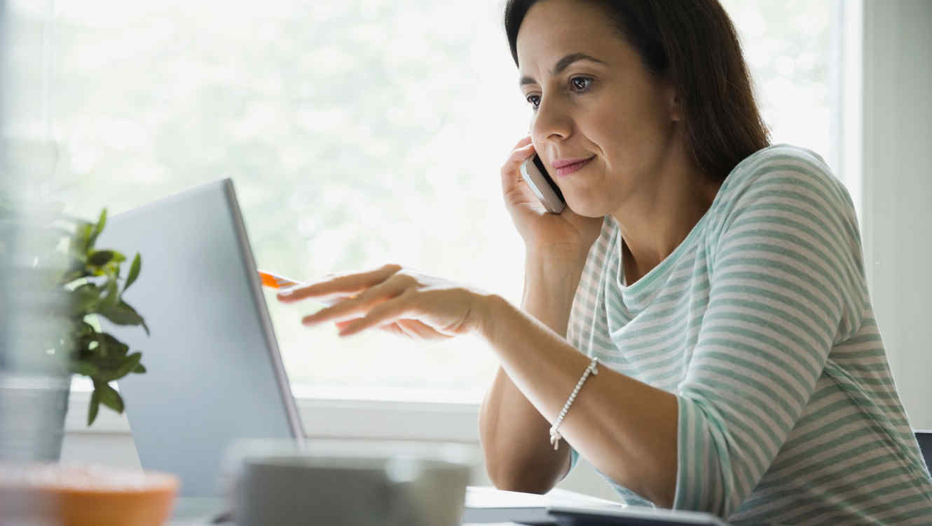 EN LA CASA SOLO PASA SENTADA FRENTE A LA COMPUTADORA