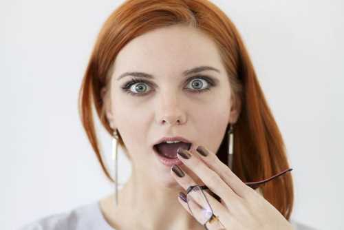 ¿QUÉ ES LO APROPIADO, ESCUPIR O TRAGAR?